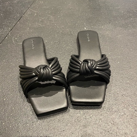 NEVER WORN black flat sandals - Picture 4 of 6